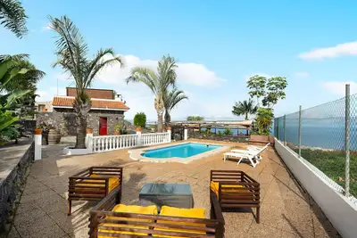 Image de \"Finca Viña Maria\" avec vue sur la mer, piscine privée et Wi-Fi.