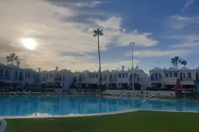Image de Maison de vacances 'Playmar Maspalomas' avec piscine partagée, terrasse privée et Wi-Fi.