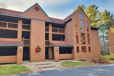 Image de Comfy 1st floor, on river. pool/fitness center, pet-friendly. D0211 by Lrs