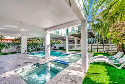 Image de Elevated Beach Home with Pool & Spa Steps from Beach - You, Me, and the Sea Ami