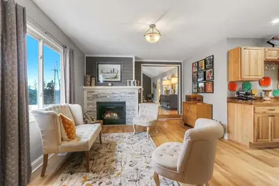 Image de House of Several Gables |Fun Eclectically Designed Home |Close to Ice Castles & Downtown Lake Geneva