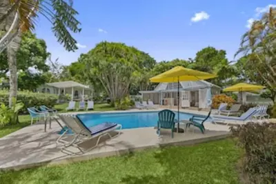 Gorgeous 6 bedroom villa 4 mins walk to Mullins beach with private garden & pool