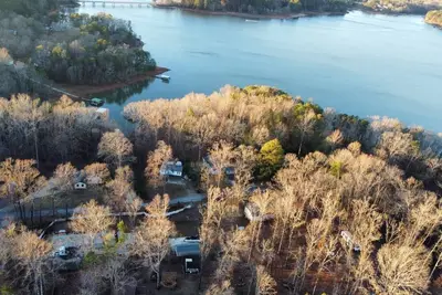 Image de Cute little Lake getaway with a dock! Perfect for fishing tournaments!