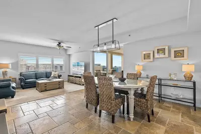 Image de Spacious Beach Condo with Upstairs Bar and Sitting Area