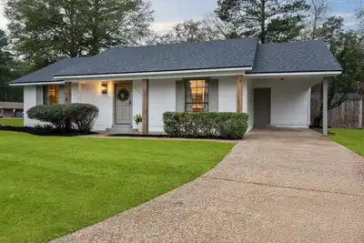 Image de Our cozy, fully remodeled \"Treehouse\"!