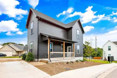 Image de 2-story modern & chic home near downtown with washer/dryer, Ac, & fast WiFi