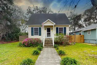 Image de Charming dog-friendly home with deck, golf nearby, full kitchen, & washer/dryer