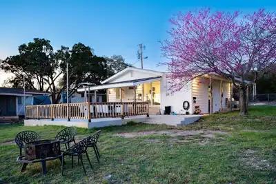 Image de Tiny Waterfront Cabin w Dock, Kayak, SUPs sleeps 7