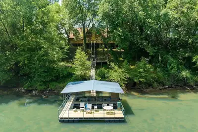 Image de 3 Bedroom 3 Bathroom Cabin on Little Red River w\/ Private Dock!