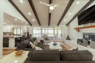 Image de 4 Bedroom + 3. 5 Bathroom Greers Ferry Lakefront Home in Heber Springs!