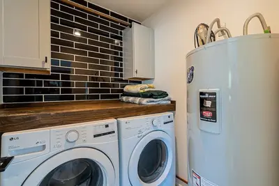 Image de Newly Renovated Spacious Home near Hiking/Shopping