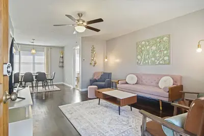 Image de Cozy Mid-Century Modern Home