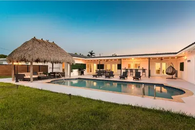 Image de Spacious 5. 5 bedroom 4 bath villa, heated pool!