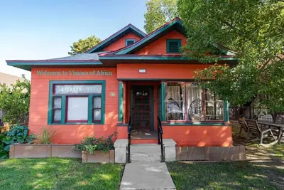 Image de Spacious Family Friendly home beautifully decorated with African art.