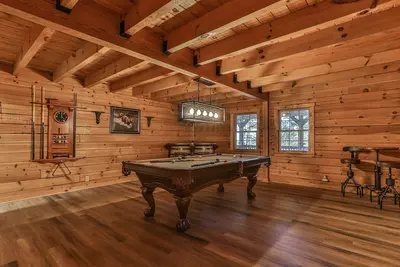 Image de Deer Dewdrop Inn - Large Family Cabin, Sleeps 12, Hot Tub\/- Minimum Age Requirem