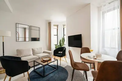Image de Bright & Spacious Fully Furnished 2-Bedrooms in Prime West Village