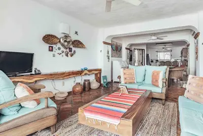 Image de Beach Front Building 2Br Condo-Balcony-Beach-Pool