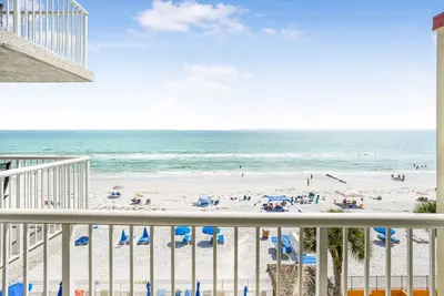 Image de Beachfront Bliss! Corner Condo with Stunning Views + Summer Deals