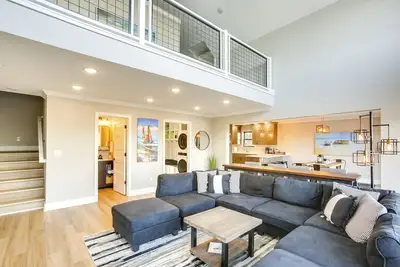 Image de Suttons Bay Home: Hot Tub, Lake Views & Fire Pit