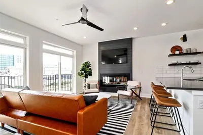 Image de Rooftop Deck and Ocean Views with Vb Local Life!