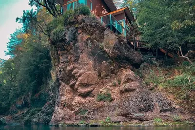 Image de Cabin in the mountains on the banks of the river