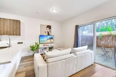 Charming Townhouse w/ Free Parking