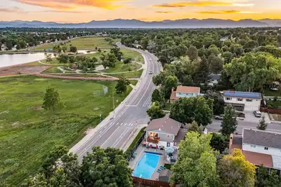 Image de Best Home near Denver with Lake View & Heated Pool Open~Family~Peloton, 75\" Tv