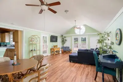 Image de Cheerful 2 Bedroom Cottage with fishing deck!