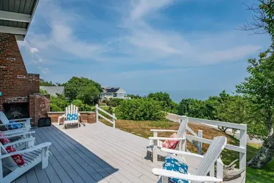Image de Outstanding ocean views with deeded access to a private Association beach just across the street!