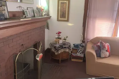 Image de We are centrally -located. Just  a few miles from downtown, shopping and Msu,