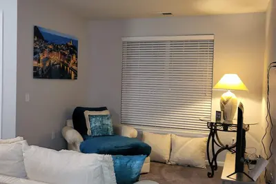 Image de Stylish and Spacious, Close to the Hospital