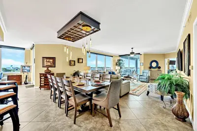 Image de 4*Bed/3 Bath Luxurious Penthouse Condo w/Views of Beach and Bay