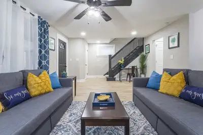Image de Remodeled, King Bed/Spacious and Family-Friendly/Fast Wi-Fi/Free Parking