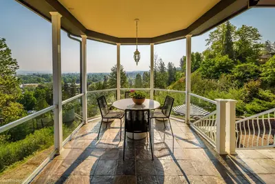 Image de Large luxury home! Views! Hot tub! Game room! Ev charger! Pool table! Grill!