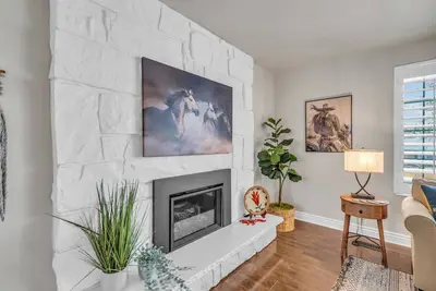 Image de Updated Urban Retreat: Sleeps 9, Free Ski Rental, Near Ski Resorts, Pet Friendly, Spacious Backyard!