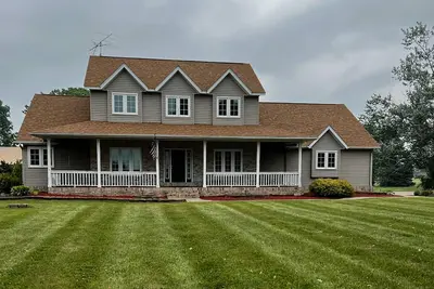 Image de Beautiful House On Grass Runway With Fly-In\/Fly-Out Access