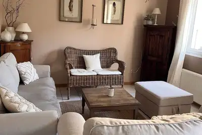 Image de Maison cosy etĂ la campagne avec jardin et vue.