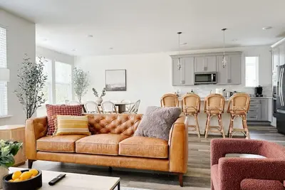 Image de Modern, Build - Loveland Luxury Oasis by Trails, I-71