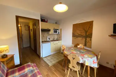 Image de Studio confortable près du centre avec balcon et arrêt navettes