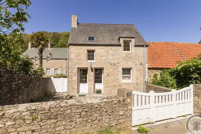 Maison de charme avec cour privée, proche port et randonnées, équipements modernes, village pittoresque