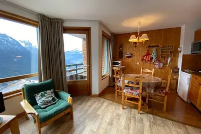 Image de Studio confortable près du centre avec balcon et parking