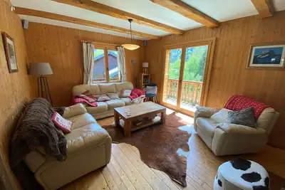 Image de Chalet 5 Chambres à Châtel avec Multi Pass Été et 4 Salles de Bain – Confort et Charme Alpins