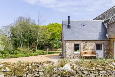 Image de Maison authentique avec jardin, près de la mer, cheminée, et équipements modernes