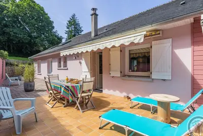 Image de Maison spacieuse avec terrasses, cheminée, jardin clos et parking, proche de Barfleur et Cherbourg