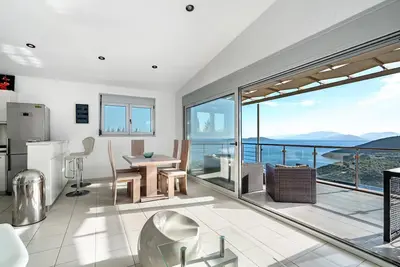Image de Villa \"Villa Porto Katsiki\" avec vue sur mer, Wi-Fi et climatisation.
