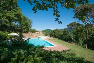 Image de Ferme 'Pilari Appartamento Tabaccaia' avec vue sur les montagnes, piscine partagée et Wi-Fi.