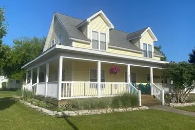 Image de The Yellow House-Three bedroom within walking distance of Lake Michigan.