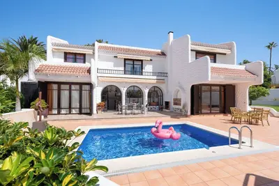 Image de Villa de vacances \"Karat Atlántida\" avec vue sur la mer, piscine privée et Wi-Fi.