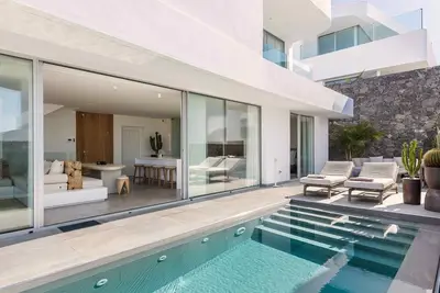 Image de \"Karat Villa Balansa\" avec vue sur la mer, piscine privée et Wi-Fi.