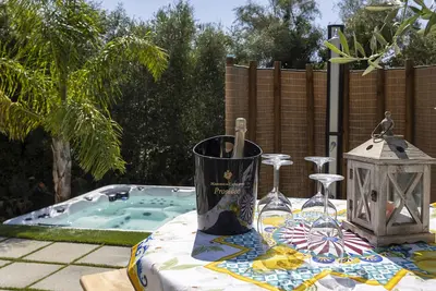 Image de Villa 'Villino Il Melograno' avec terrasse privée, Wi-Fi et climatisation.